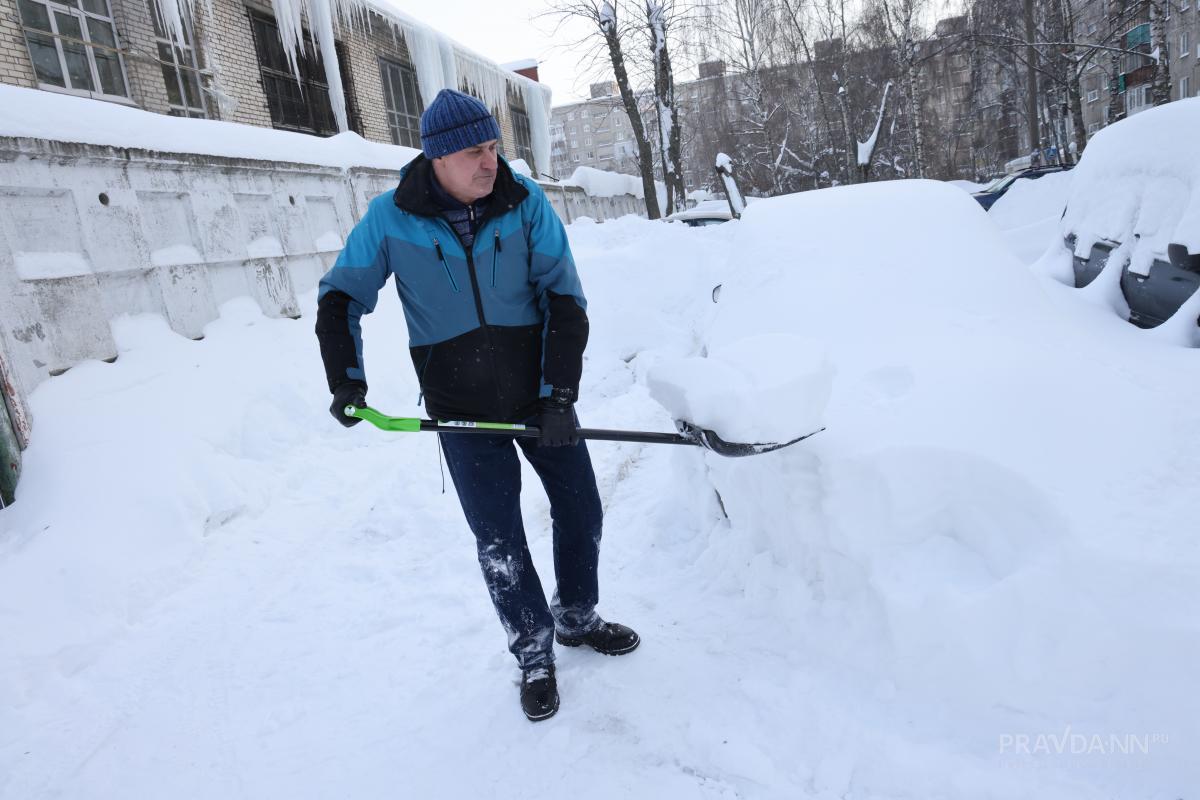 Нижегородцев предупредили об опасности уборки снега для сердца