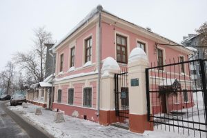 Уникальное платье представили в музее Добролюбова