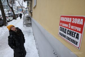 Адвокат рассказала, с кого требовать компенсацию за упавший на голову снег