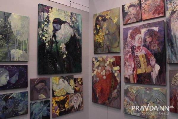 Тюльпаны и нарциссы: чем вдохновлялись участники выставки «АРТ МИР» в Нижнем Новгороде