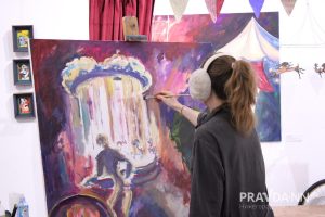 Художница Екатерина Глазунова провела открытый сеанс живописи в «Рекорде»