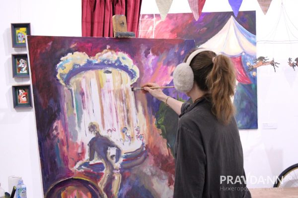 Художница Екатерина Глазунова провела открытый сеанс живописи в «Рекорде»