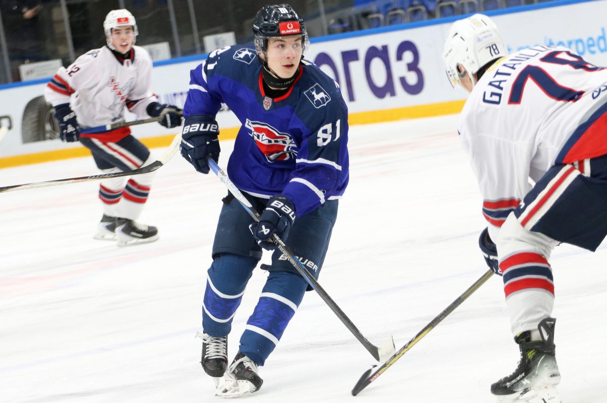 Хоккеисты «Чайки» выиграли третий матч подряд