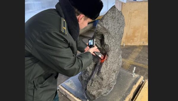 Контрабанду обломка метеорита весом 2,5 тонны пресекли петербургские таможенники