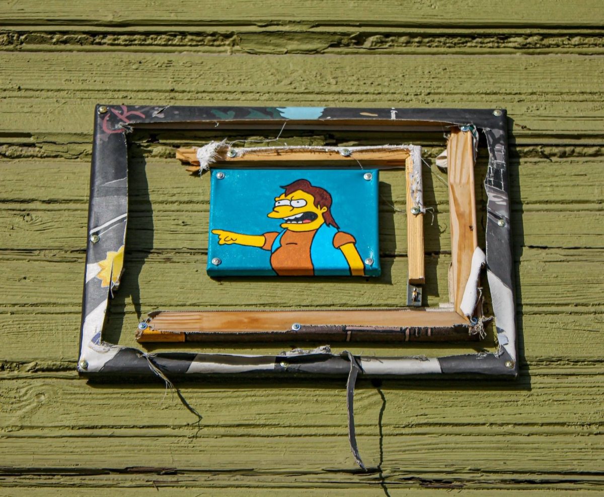 Новый арт-объект появился на фасаде старинного дома на Студёной улице