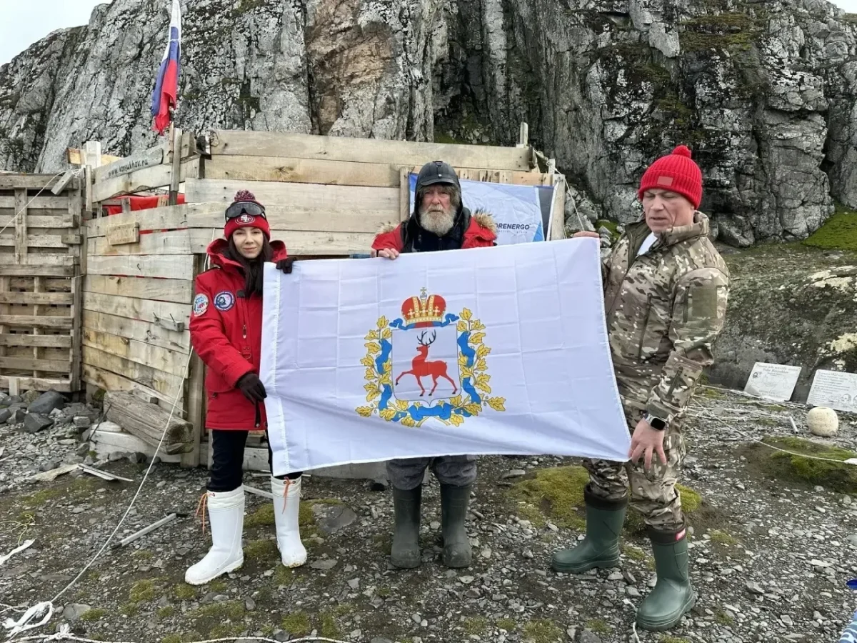 Флаг Нижегородской области подняли над Антарктидой