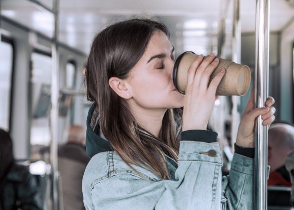 Юрист Салкин объяснил, правомерен ли штраф за распитие кофе в транспорте