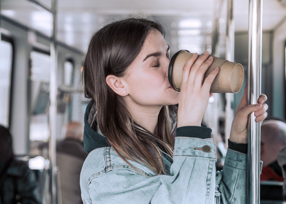 Юрист Салкин объяснил, правомерен ли штраф за распитие кофе в транспорте