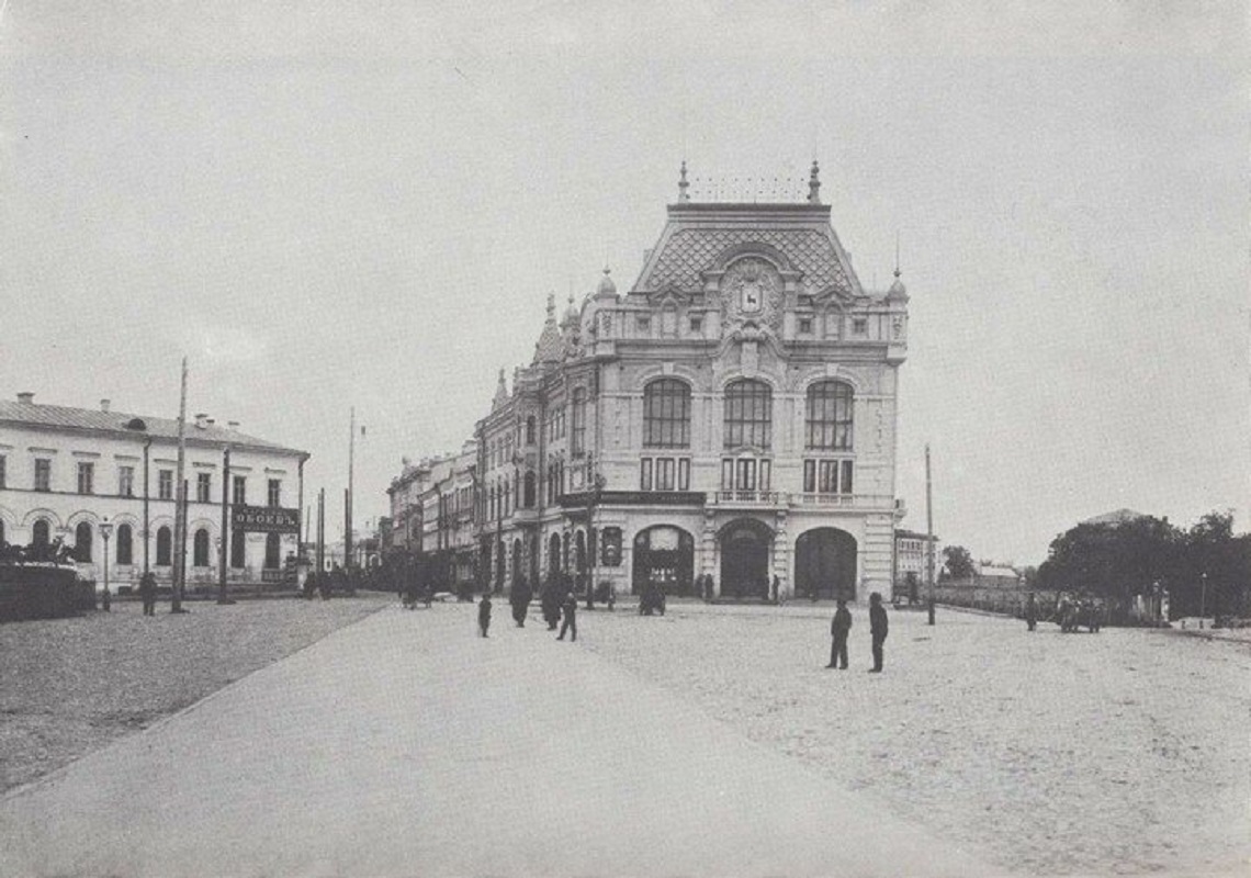 Благовещенская площадь, справа – здание Городской думы, начало XX века