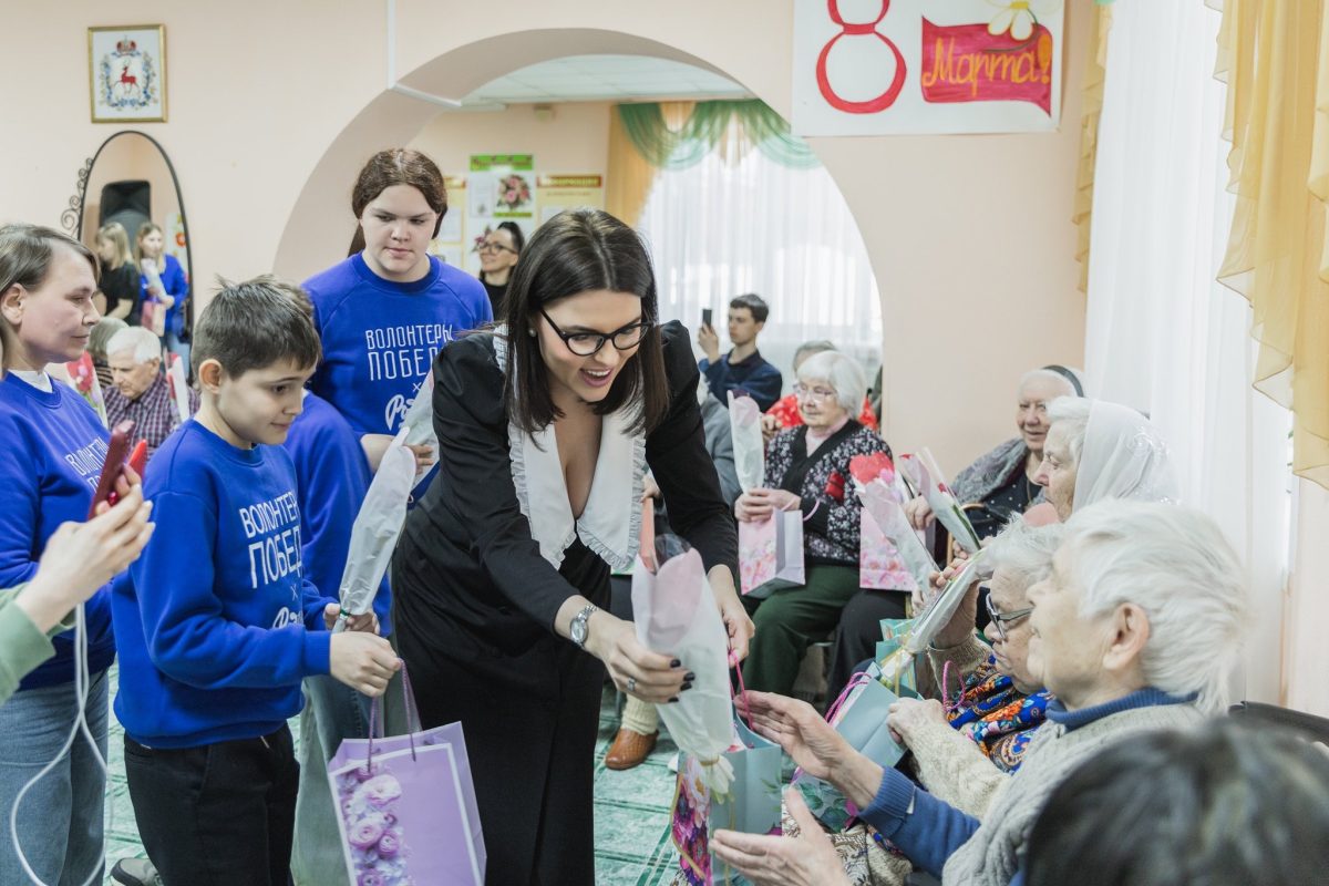 Волонтёры Победы поздравили с 8 Марта подопечных дома-интерната в Зеленом городе