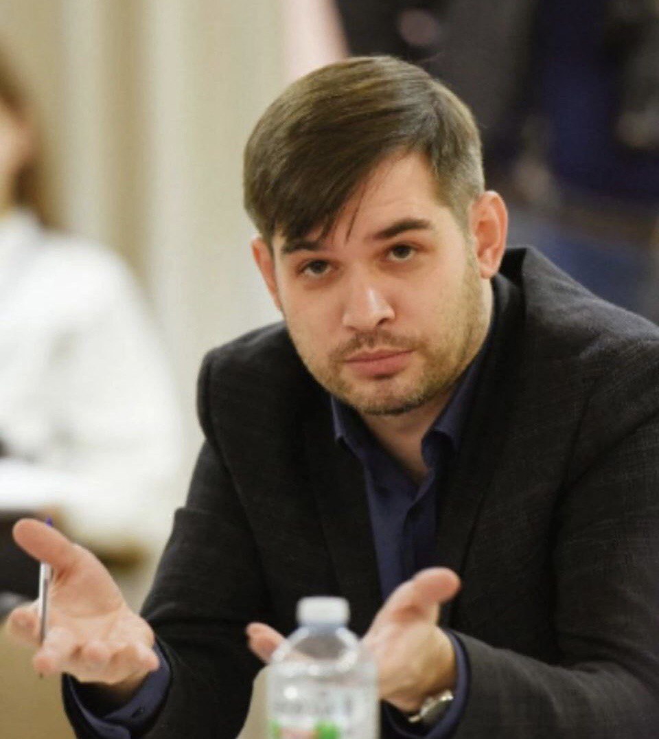 Юридические условия есть, но недостаточно реальных возможностей для более активного участие отцов в воспитании, считает Никита Шангин