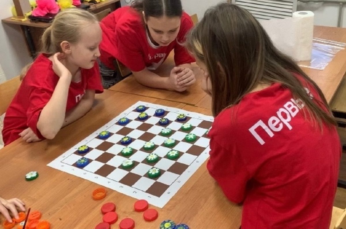 Активисты Движения создали экологичные шашки из пластиковых крышек