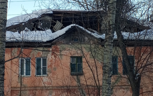 Крыша жилого дома обрушилась под тяжестью снега в Арзамасе