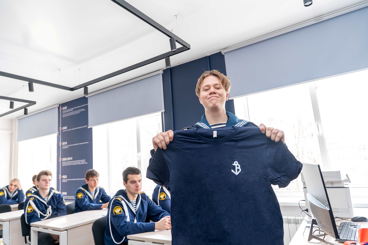 Курсант выиграл футболку с символом Волжского пароходства во время викторины