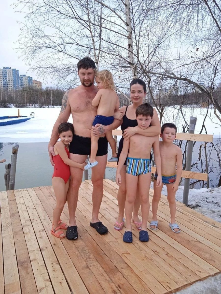 Зимой вся семья окунается в прорубь