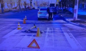Автомобилист столкнулся с 17-летним самокатчиком в Дзержинске