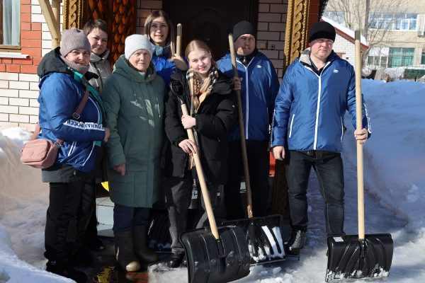 Активисты «Единой России» помогают пожилым людям предотвращать подтопление домов