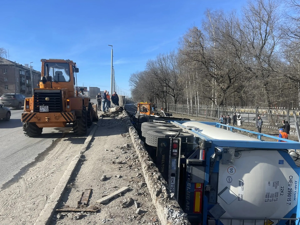 Фура пробила ограждение и упала с виадука на проспекте Ленина