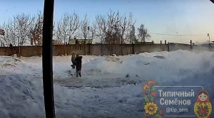 Огромная глыба льда едва не убила школьниц в Семенове