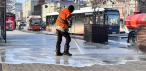 Нижегородцам объяснили, почему дороги после зимы моют шампунем