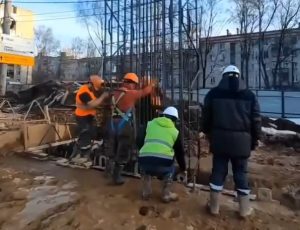 30-метровые «колонны» начали устанавливать на стройплощадке метро на Родионова