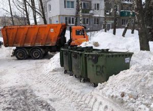 Мусоровозы буксуют в снегу: Приокский район стал проблемным по вывозу ТКО