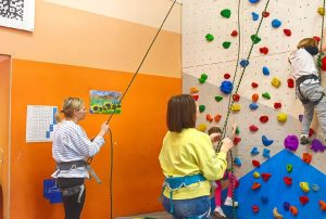 Недосягаемых высот нет: как скалолазание помогает «особенным» детям&nbsp;