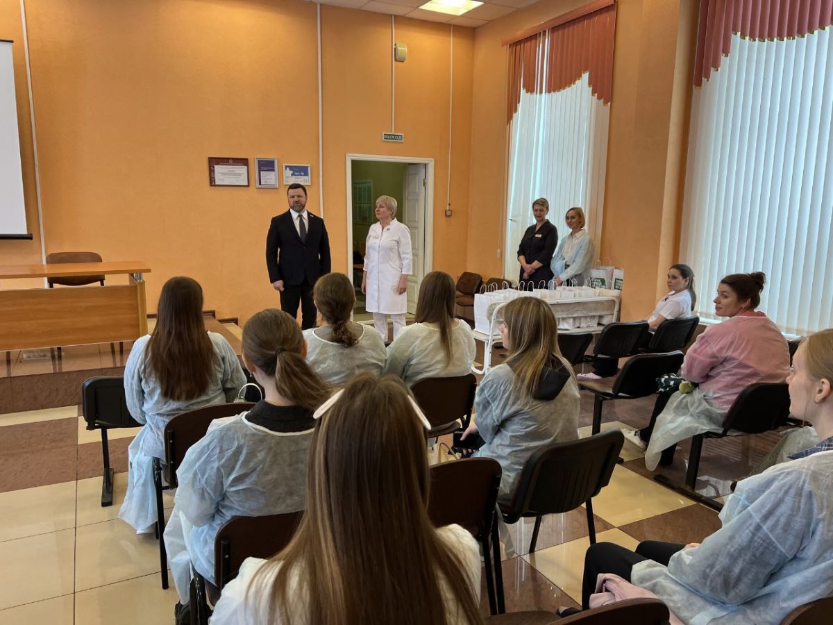 Юрий Станкевич поздравил молодых мам в роддоме №1 Нижнего Новгорода