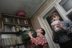 «Уже третьи сутки заливает»: куда обращаться, если затапливает квартиру или подъезд