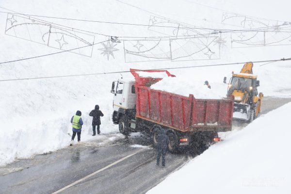 Опубликованы фотографии уборки снега со склонов Зеленского съезда