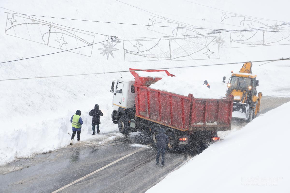 Опубликованы фотографии уборки снега со склонов Зеленского съезда