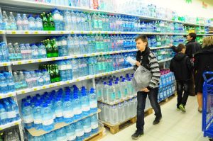 Нижегородцам рассказали, как убедиться в качестве бутилированной воды в магазине