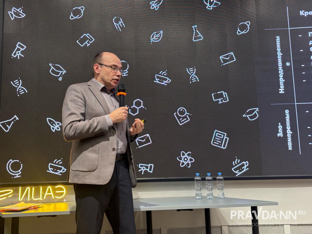 Ученый подчеркивает, что ИИ превосходит человеческий мозг по скорости обработки данных