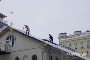 Берегите голову: как чистят крыши от сосулек и снега в Нижнем Новгороде