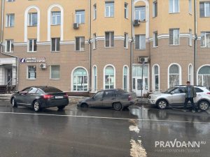 Автомобиль провалился в яму в центре Нижнего Новгорода