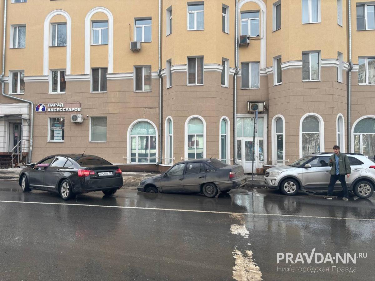 Автомобиль провалился в яму в центре Нижнего Новгорода