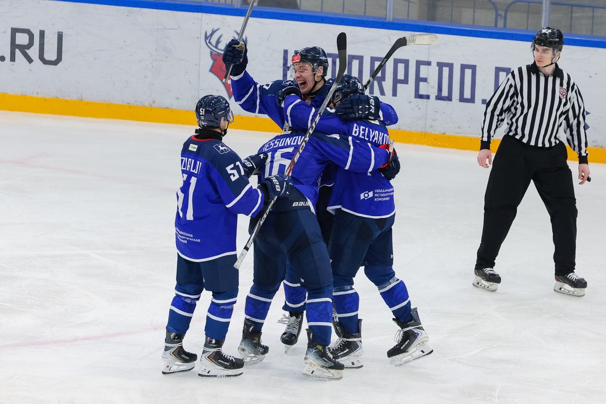 Хоккеисты «Чайки» по буллитам одолели «Белых Медведей»