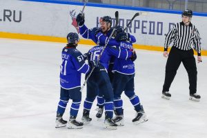 Хоккеисты «Чайки» по буллитам одолели «Белых Медведей»