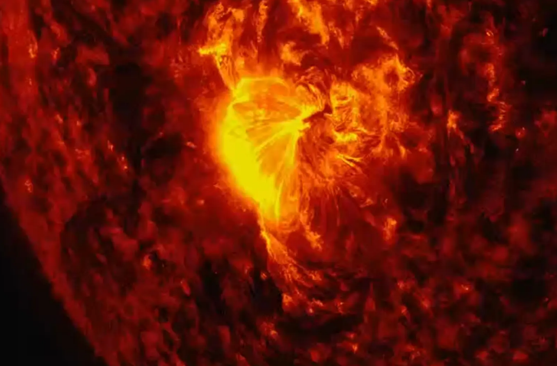 На Солнце впервые с февраля произошла вспышка высочайшего класса