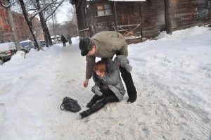 Юрист Хаминский объяснил, как получить компенсацию за падение в гололёд