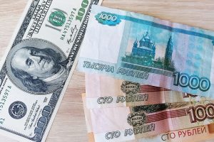 Эксперты предупредили о рисках разгона инфляции при курсе доллара 100 рублей