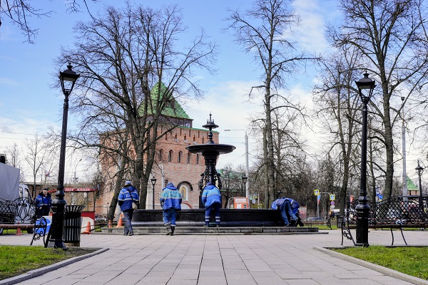 У фонтана на площади Минина и Пожарского демонтировали укрытие