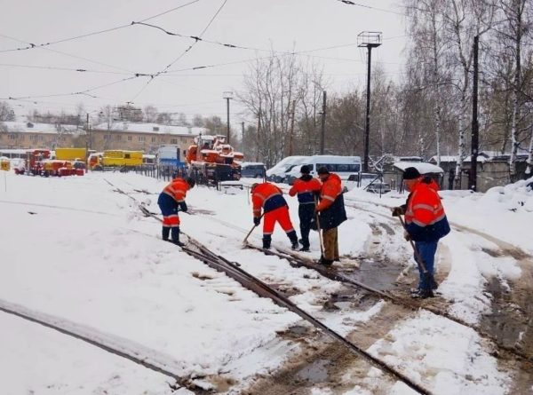 Трамвайные пути и сети очищают от налипшего снега в Нижнем Новгороде
