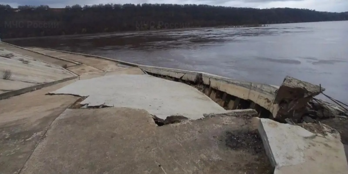 Стало известно, почему образовался провал на набережной у Шуховской башни