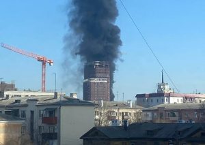 Битум горит на стройплощадке на улице Октябрьской Революции