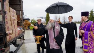 Митрополит Георгий освятил пасхальные куличи для бойцов СВО