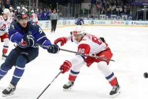 «Чайка» вырвала победу у «Локо» в четвёртом матче полуфинала МХЛ