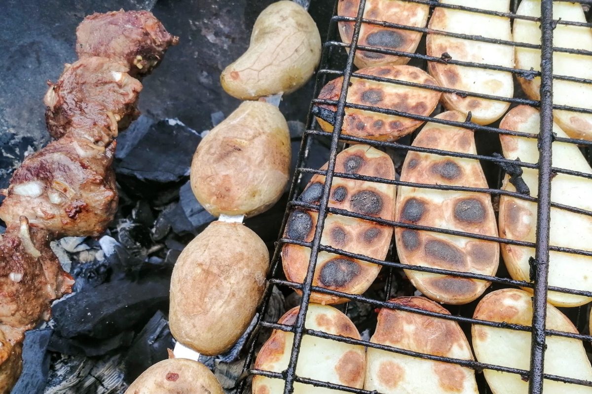 Что жарить на мангале, если не хочется мяса: подборка идей от шеф‑повара