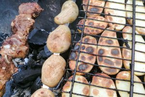 Что жарить на мангале, если не хочется мяса: подборка идей от шеф‑повара