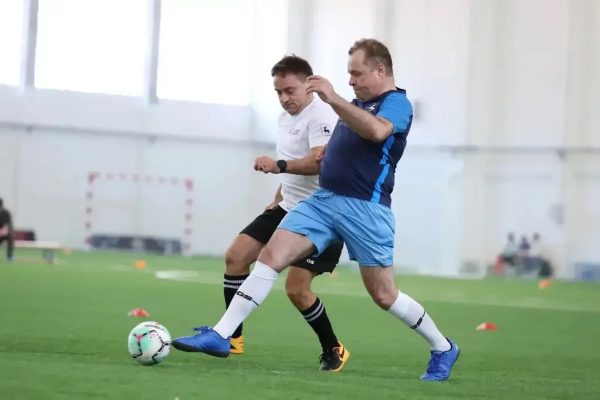 Команда правительства региона сыграла в футбол с участниками программы «Герои»